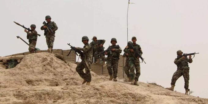 Afghanische Soldaten an einem Sicherheitsstützpunkt in der Provinz Kundus. Afghanische Soldaten an einem Sicherheitsstützpunkt in der Provinz Kundus.
