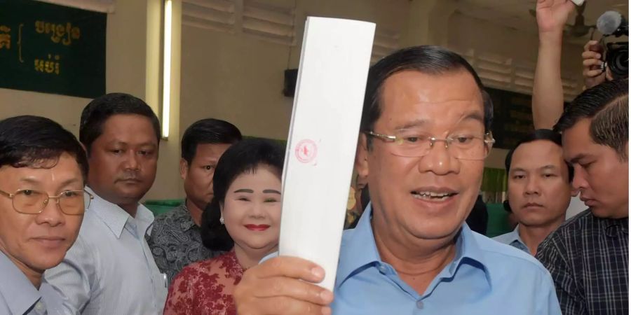 Hun Sen, Ministerpräsident von Kambodscha, gibt in einem Wahllokal seinen Stimmzettel ab.