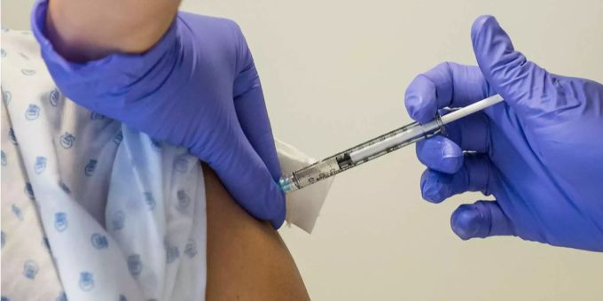 Eine Person wird von einer Krankenschwester geimpft. Eine Person wird von einer Krankenschwester geimpft.