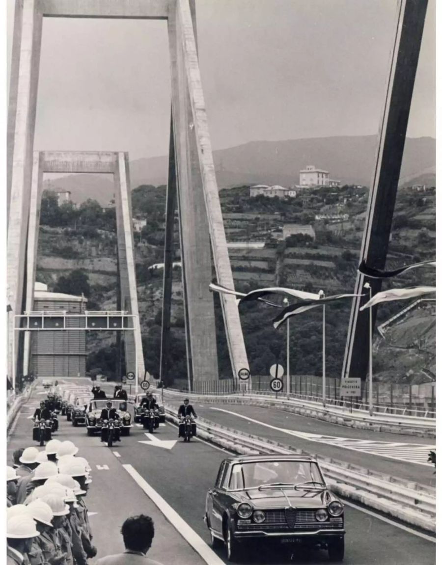 Giuseppe Saragat (links im Auto hinten stehend), damaliger Präsident von Italien, winkt bei der Eröffnung der Autobahnbrücke Morandi (Polcevera-Viadukt).