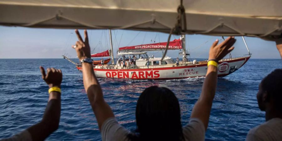 Migranten an Bord eines Rettungsboots von Proactiva Open Arms.