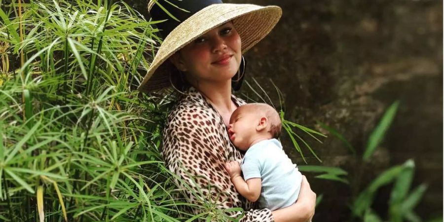 Das Model Chrissy Teigen verbringt mit Baby Miles Familienferien auf Bali.