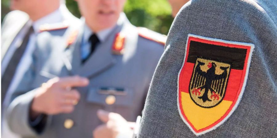 Soldaten stehen in der Führungsakademie der Bundeswehr in der Clausewitz-Kaserne.