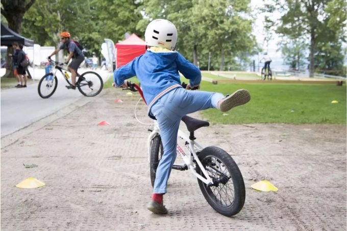 Kind auf seinem Velo während Velofestival Hallo Velo - Keystone Kind