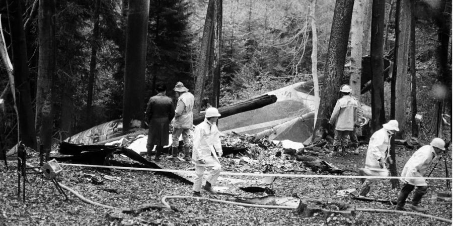 Bei den Rettungsarbeiten nach dem Absturz der Alitalia-Maschine in Stadlerberg ZH wurden 46 Menschen tot geborgen.