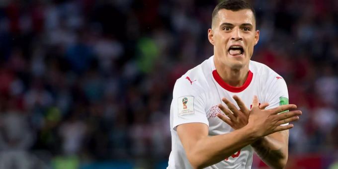 Sorgt mit seiner Jubelgeste zusammen mit Xherdan Shaqiri für eine Kontroverse - Granit Xhaka nach seinem Ausgleichstreffer gegen Serbien Sorgt mit seiner Jubelgeste zusammen mit Xherdan Shaqiri für eine Kontroverse - Granit Xhaka nach seinem Ausgleichstreffer gegen Serbien