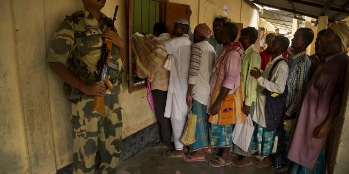 Muslime stehen in Assam Schlange um zu überprüfen, ob ihr Name im Bürgerregister steht. Muslime stehen in Assam Schlange um zu überprüfen, ob ihr Name im Bürgerregister steht.