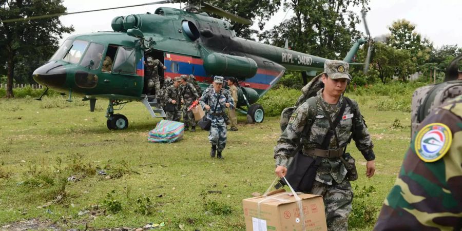 Ein Ärzteteam der Chinesischen Volksbefreiungsarmee (PLA) trifft im überfluteten Gebiet ein. Das Team soll die örtlichen Hilfskräfte nach dem Bruch des Xepian-Xe Nam Noy-Staudamms am Montagabend unterstützen.