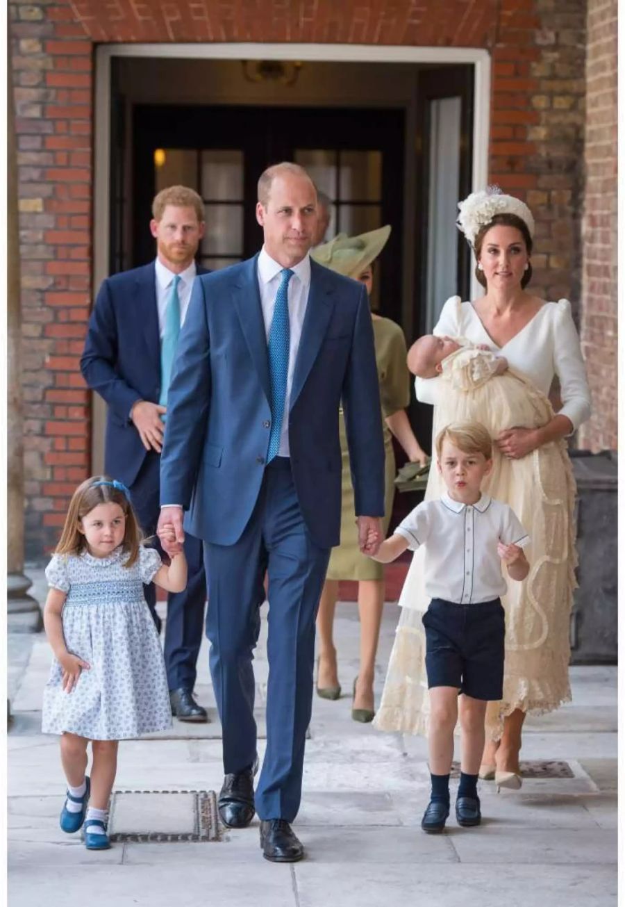 Prinz William und Herzogin Kate zeigen sich an der Taufe von Prinz Louis mit ihren Kindern George und Charlotte.