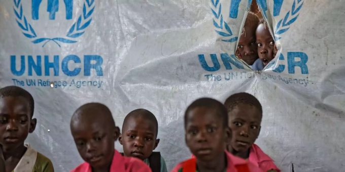Kinder schauen in der Ombechi Grundschule im Flüchtlingslager Bidi Bidi durch ein Loch in einem Zelt des Flüchtlingshilfswerkes UNHCR. Im Flüchtlingslager Bidi Bidi leben derzeit über 270'000 Menschen aus dem Südsudan, die aufgrund des Bürgerkriegs und der anhaltenden Dürre aus ihrem Heimatland fliehen mussten. Kinder schauen in der Ombechi Grundschule im Flüchtlingslager Bidi Bidi durch ein Loch in einem Zelt des Flüchtlingshilfswerkes UNHCR. Im Flüchtlingslager Bidi Bidi leben derzeit über 270'000 Menschen aus dem Südsudan, die aufgrund des Bürgerkriegs und der anhaltenden Dürre aus ihrem Heimatland fliehen mussten.