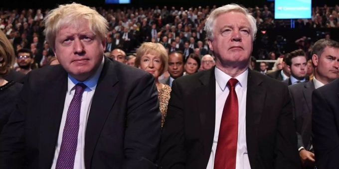 Aussenminister Boris Johnson und Brexit-Minister David Davis waren mit Mays neuer Strategie so gar nicht zufrieden. Aussenminister Boris Johnson und Brexit-Minister David Davis waren mit Mays neuer Strategie so gar nicht zufrieden.