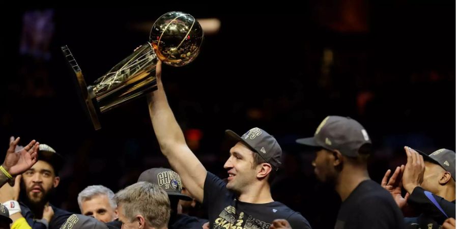 Die Golden State Warriors feiern die Titelverteidigung.