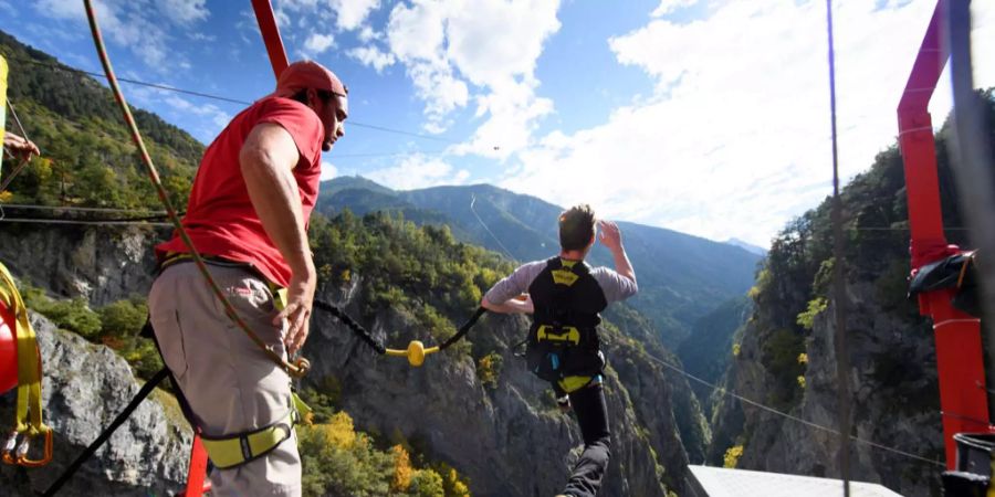 Bungee-Jumping gehört zu den Sportarten, für die der Bundesrat strengere Regeln verlangt.