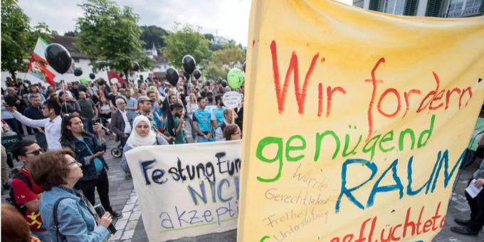 Mehrere Hundert Personen nehmen an einer Demo teil. (Archivbild) Luzern Demo