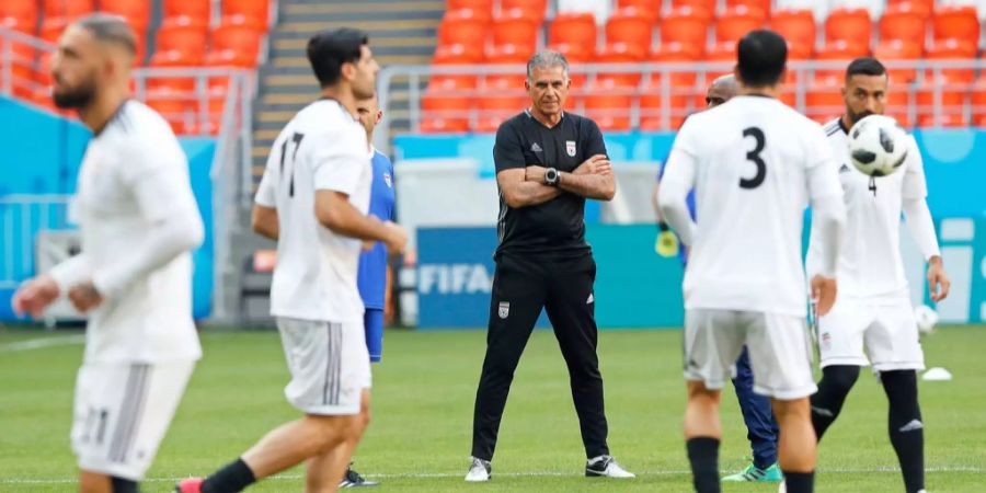 Irans Trainer Carlos Queiroz beobachtet seine Spieler bei einem Training.