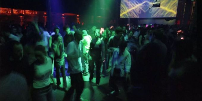 Clubs und Tanzlokale dürfen nach langer Pause wegen des Coronavirus wieder öffnen. Für den Einlass muss man aber geimpft, genesen oder getestet sein. Club Coronavirus