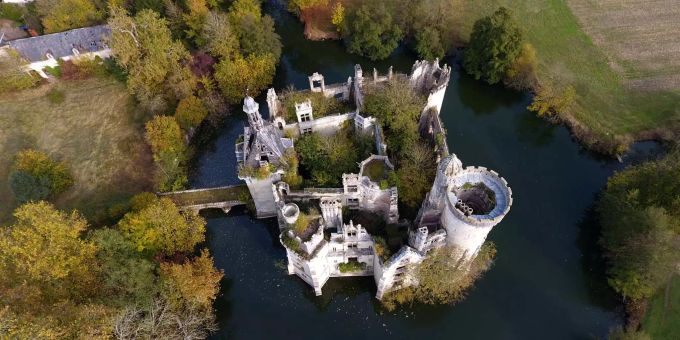 6500 Personen - Schloss in Frankreich hat neue Besitzer gefunden