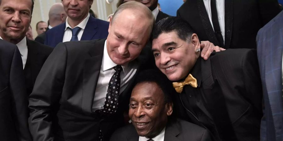 Pelé mit Diego Maradona und Wladimir Putin bei der Auslosung zur WM 2018.