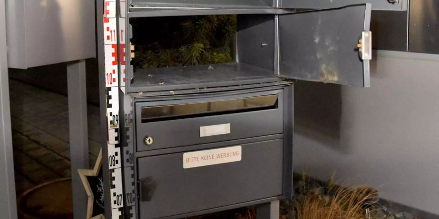 In Ennetmoos ist ein Briefkasten mit Knallkörpern gesprengt worden.