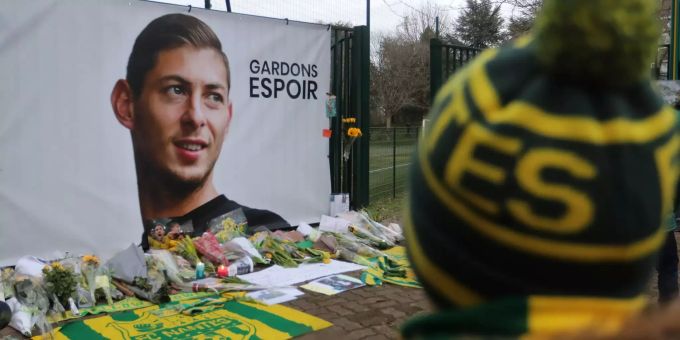 Menschen nehmen Abschied von Emiliano Sala bei einem Training seines Vereins FC Nantes. Tribute to Emiliano Sala during FC Nantes training
