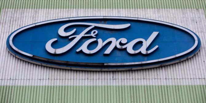 Das Logo von Ford an einer Produktionshalle für den Fiesta.