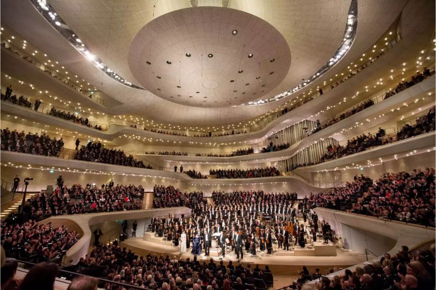 Das NDR Elbphilharmonie Orchester erhält den Schlussapplaus nach dem E