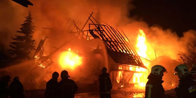 Das Bauernhaus steht in Flammen.