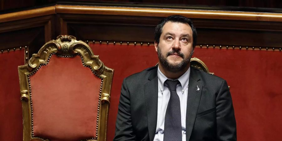 Matteo Salvini sitzt auf einem Stuhl.