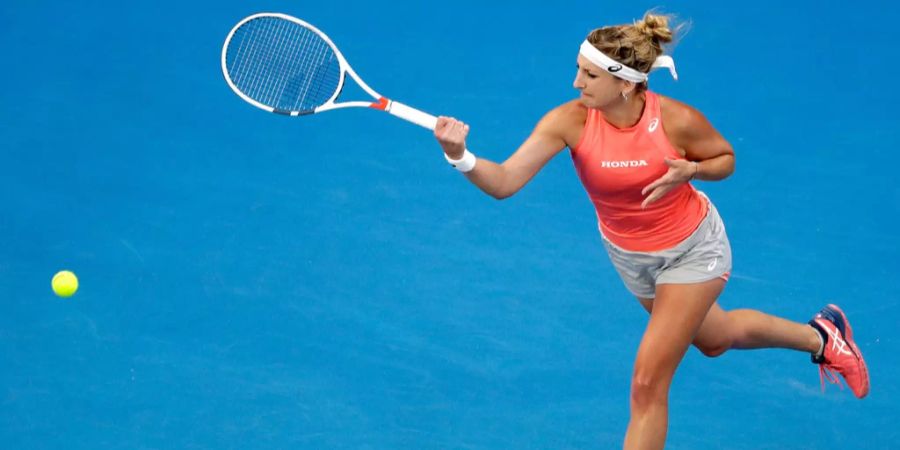 Timea Bacsinszky schlägt eine Vorhand gegen Garbiñe Muguruza