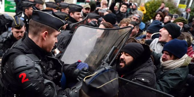 Auch diesmal reagierten die Behörden mit einem grossen Sicherheitsaufgebot auf die Proteste der «Gelbwesten». Demonstranten geraten mit Polizisten aneinander.