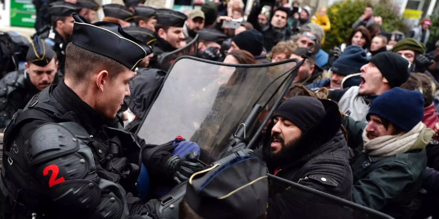 Demonstranten geraten mit Polizisten aneinander.