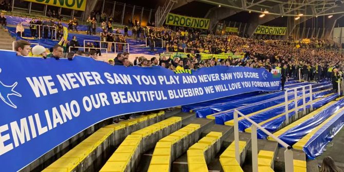 Ein Banner der Cardiff-Fans