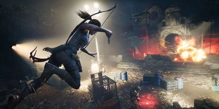 Shadow of the Tomb Raider: Lara Croft mit Bogen und Messer.