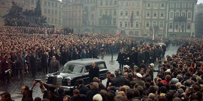 Die Aufnahme zeigt den Trauerzug für Jan Palach in der Prager Altstadt