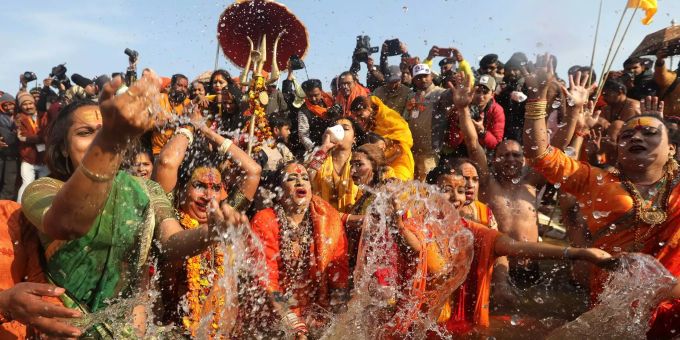 «Kumbh Mela» wurde mit einem rituellen Massenbad im Fluss eröffnet. «Kumbh Mela» wurde mit einem rituellen Massenbad im Fluss eröffnet.