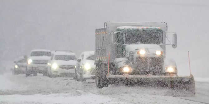 Autos folgen einem Schneepflug im County Hanover.