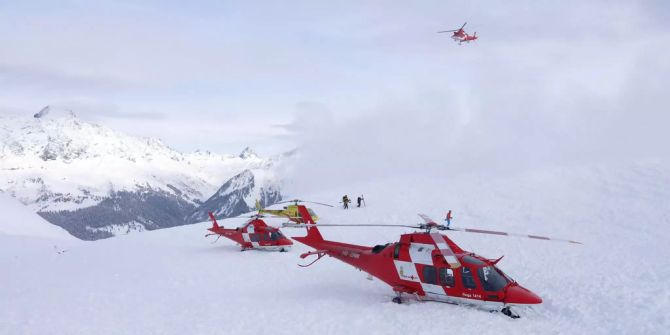 Rettungshelikopter nach Lawine