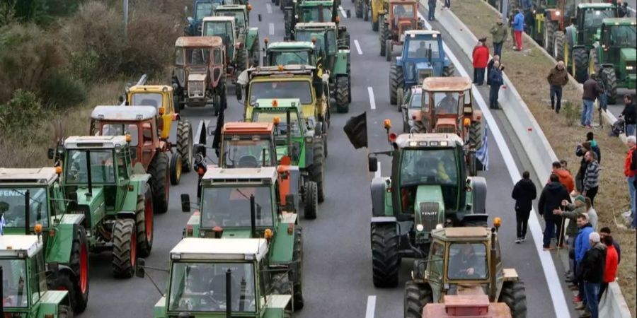 Griechische Traktorenfahrer blockieren die Autobahn.