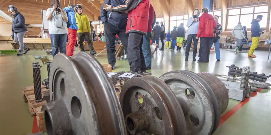 Rund 300 Besucherinnen und Besucher reisten am Samstag an, um Teile der alten Stoos Standseilbahn, wie Bilder, Bahnwagen, Bahntäfeli oder Holzbänkli zu ersteigern.