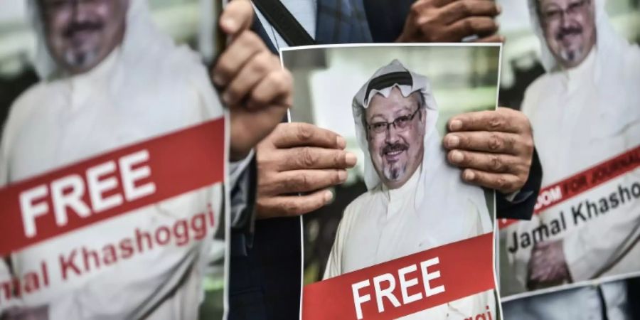 Ein Demonstrant hält ein Foto des vermissten Journalisten Jamal Khashoggi während eines Protests vor der saudischen Botschaft in Istanbul hoch.