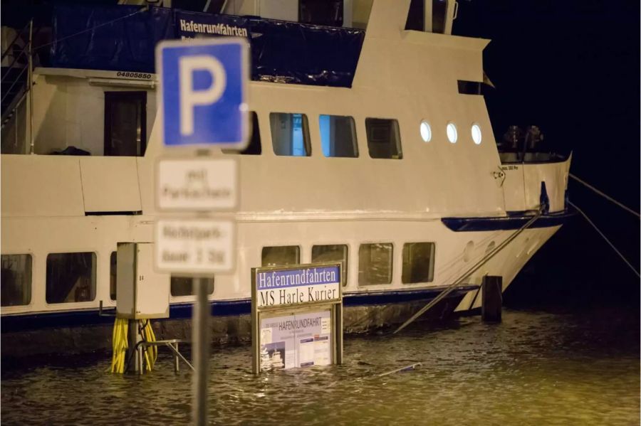 Das Pier in Wilhelmshaven (Niedersachsen) steht teilweise unter Wasser. Herbststurm «Herwart» hat den deutschen Norden fest im Griff. Verletzte soll es aber bisher keine gegeben haben.