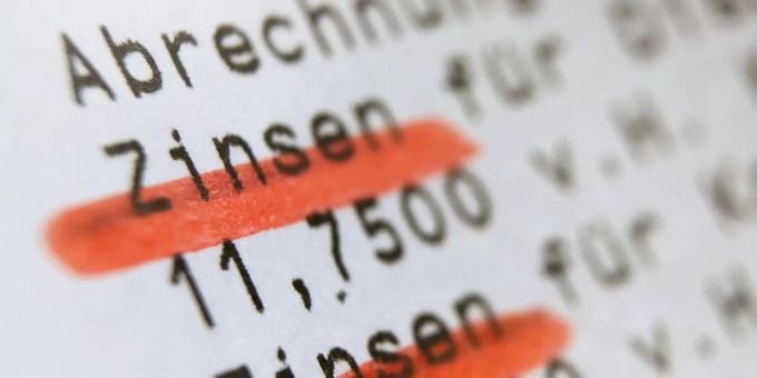 Auf einem Kontoauszug sind die Zinsen für einen Kredit rot markiert. Das Wort «Zinsen» ist rot angestrichen.