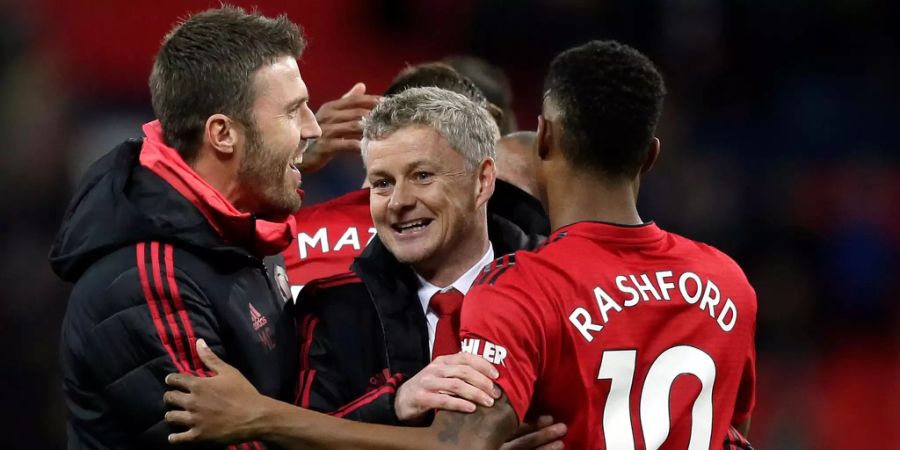 Ole Gunnar Solskjaer umarmt Marcus Rashford.