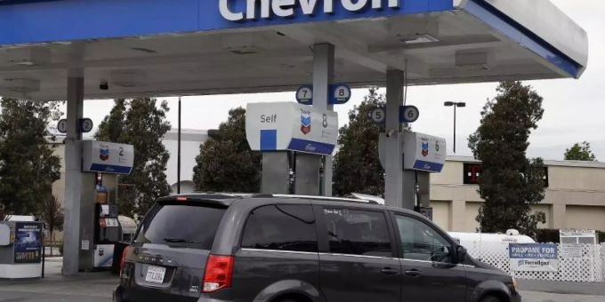 Exxons US-Erzrivale Chevron steigerte den Überschuss zum Jahresende um 19 Prozent auf 3,7 Milliarden Dollar (3,2 Mrd Euro). Foto: Ben Margot/AP/dpa Exxons US-Erzrivale Chevron steigerte den Überschuss zum Jahresende um 19 Prozent auf 3,7 Milliarden Dollar (3,2 Mrd Euro). Foto: Ben Margot/AP/dpa