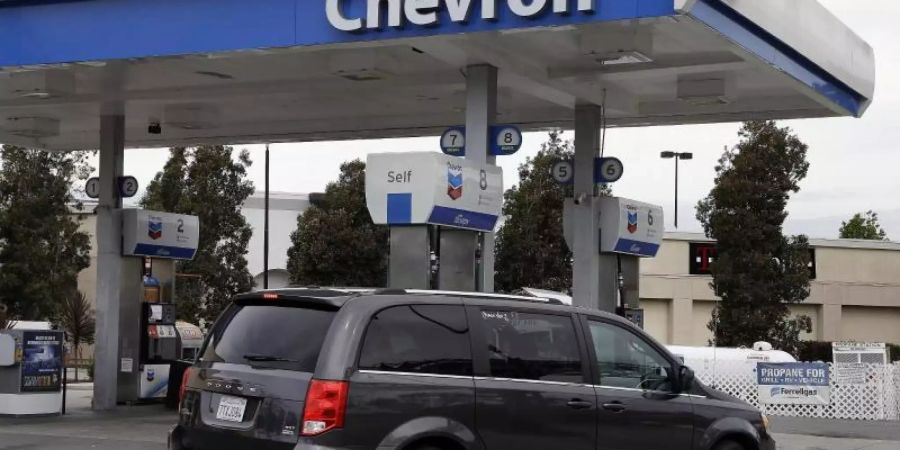 Exxons US-Erzrivale Chevron steigerte den Überschuss zum Jahresende um 19 Prozent auf 3,7 Milliarden Dollar (3,2 Mrd Euro). Foto: Ben Margot/AP/dpa