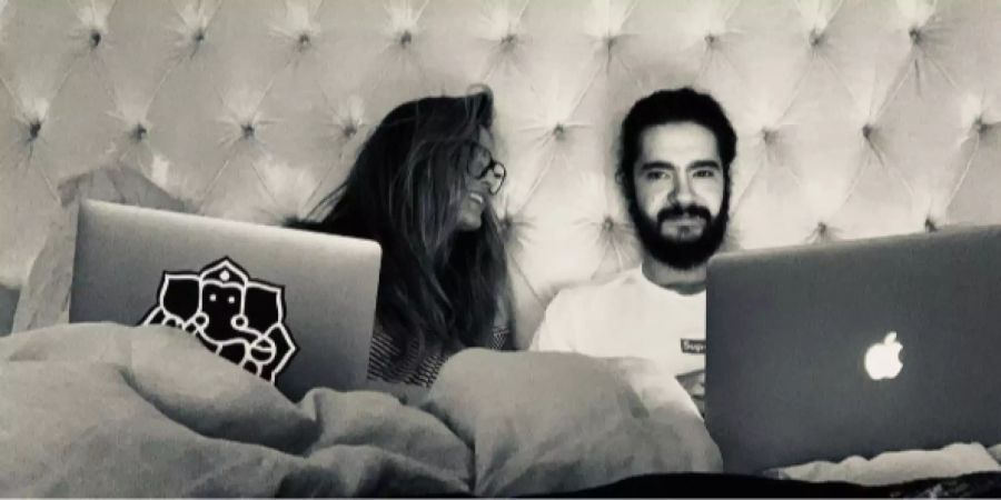 Heidi Klum liegt mit ihrem Tom Kaulitz im Bett.