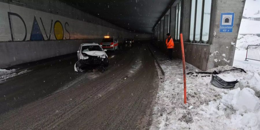 In Davos geriete eine Autolenkerin ins Schleudern und prallte in die Tunnelwand.