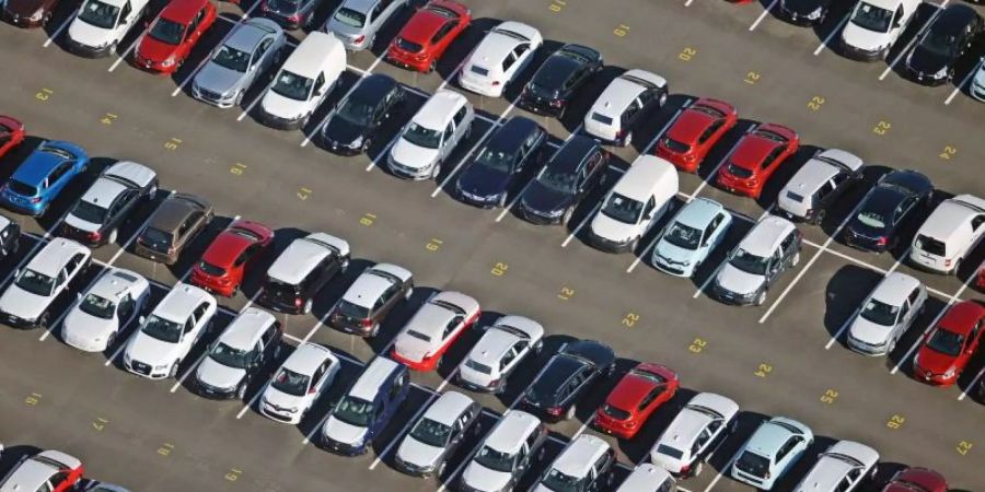 Neuwagen stehen auf einem Verladeplatz nahe Michendorf. Ungeachtet aller Klimadiskussionen kaufen die Deutschen weiterhin immer stärkere Autos. Foto: Ralf Hirschberger/ZB