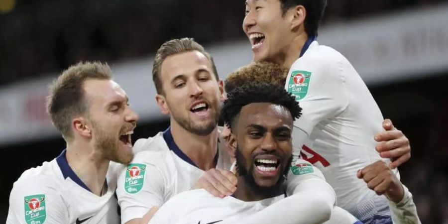 Die Tottenham-Spieler feiern das Siegtor von Heung-Min Son. Foto: Frank Augstein/AP