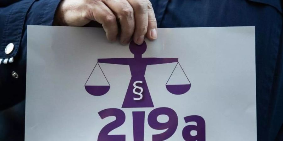 Werbung für Abtreibungen bleibt verboten - aber die Informationen für Frauen, die ungewollt schwanger geworden sind, sollen verbessert werden. Darauf hat sich die Bundesregierung verständigt. Foto: Silas Stein